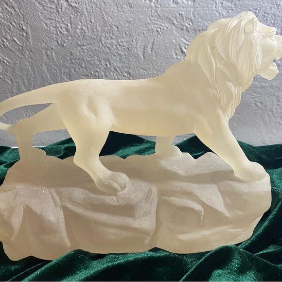 Vintage Frosted Resin Lion W/engravable plaque- it’s heavy. - Picture 3 of 15